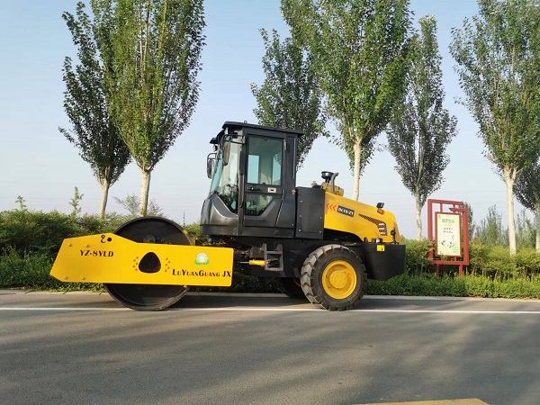 在施工過(guò)程中陜西壓路機(jī)如何適應(yīng)不同土壤的濕度變化？